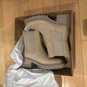 Steve Madden Garth Beige Leather Boots.  NEVER WARN